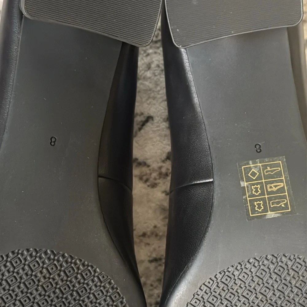 Tory Burch Black Chelsea Leather pumps with Gold Logo. Size 8